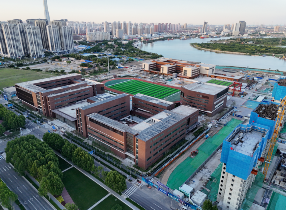 耀华中学滨城学校将满足初中24班级,高中24班级的教学需求,拟定于2024