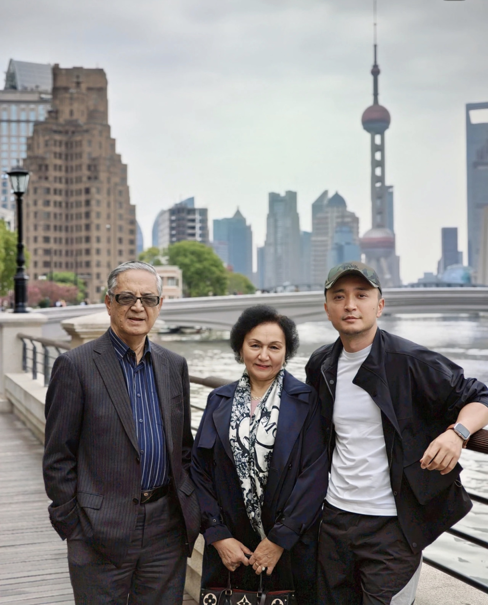 他的父母目前身体康健,两位老人打扮得都很时尚,颜值也很高.