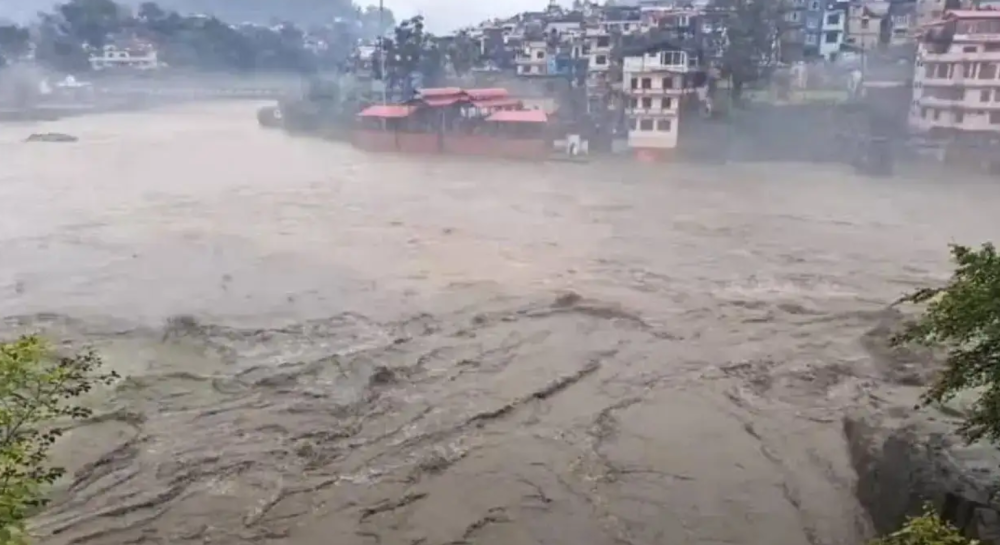 印度喜马偕尔邦暴雨成灾：173人遇难，383条道路中断，多座大坝告急