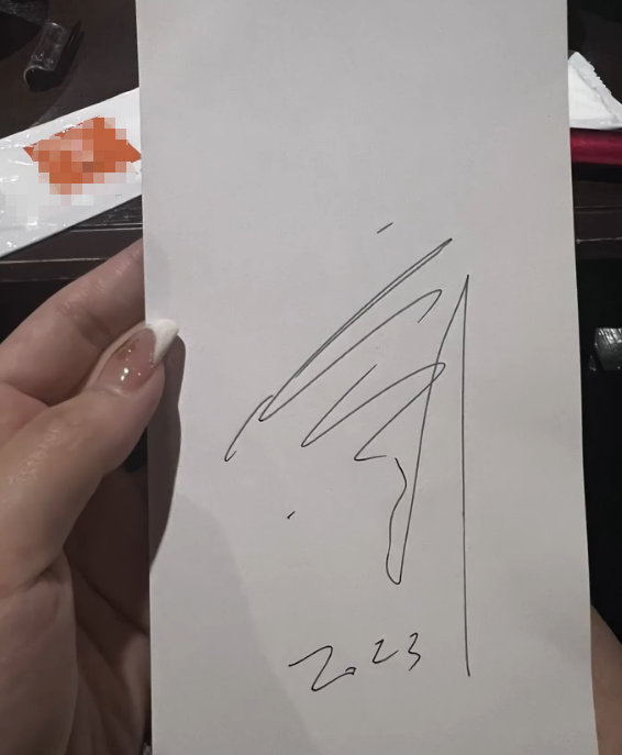 网友还晒出了霍建华签名照,值得一提的是,霍建华竟然直接在一张白纸上