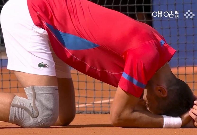 跪地痛哭,手在颤抖!37岁德约,5战奥运,逐梦16年,巴黎圆梦!