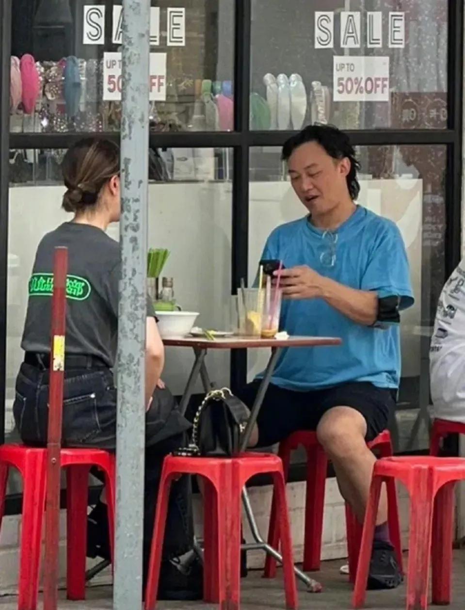 陈奕迅被市民偶遇,身材发福,有了大肚腩,和老婆一起外出跑步