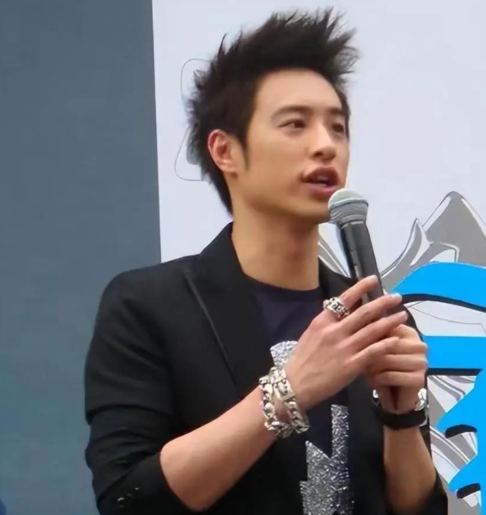 潘玮柏这是吃了催肥剂?体重飙升至200斤,网友:他是生孩子了?