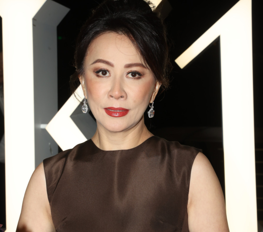 刘嘉玲晒家中巨型圣诞树,树下堆满奢侈品礼物,罕见穿百元衣服插图6