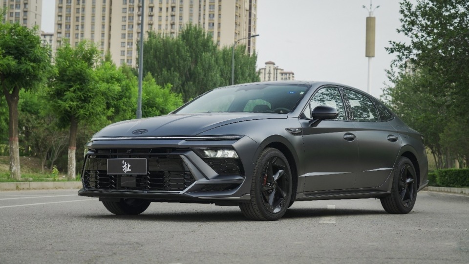 首先说一下索纳塔这款车型,经典的b级车并且是作为全球车型,从2002年