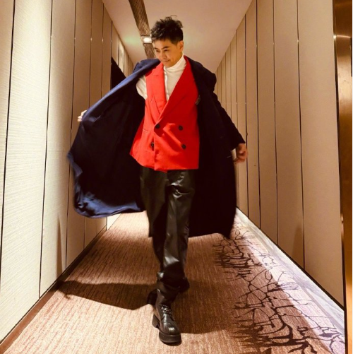 林志颖术后恢复良好,现身澳门饼店状态饱满,49岁少年感依旧_腾讯新闻