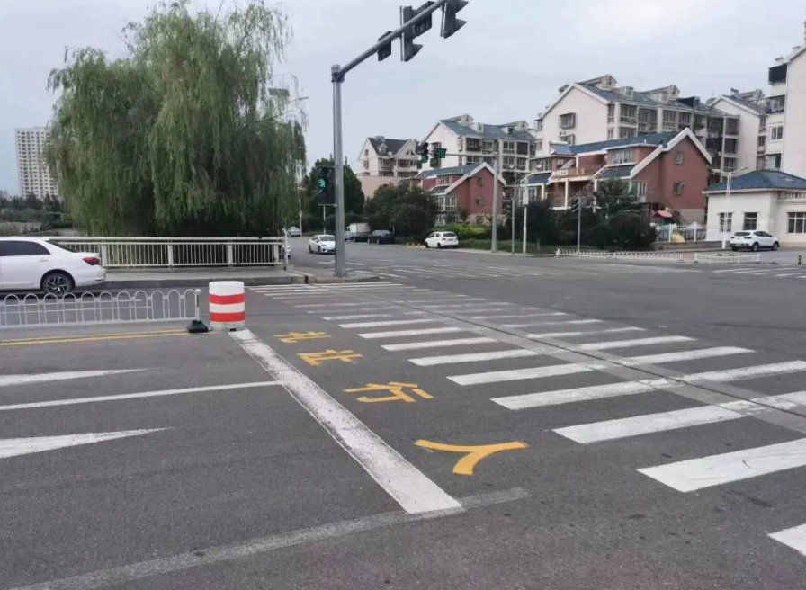 开车上路，道路标线和空中指示牌不一致，到底应该听谁的？_腾讯新闻