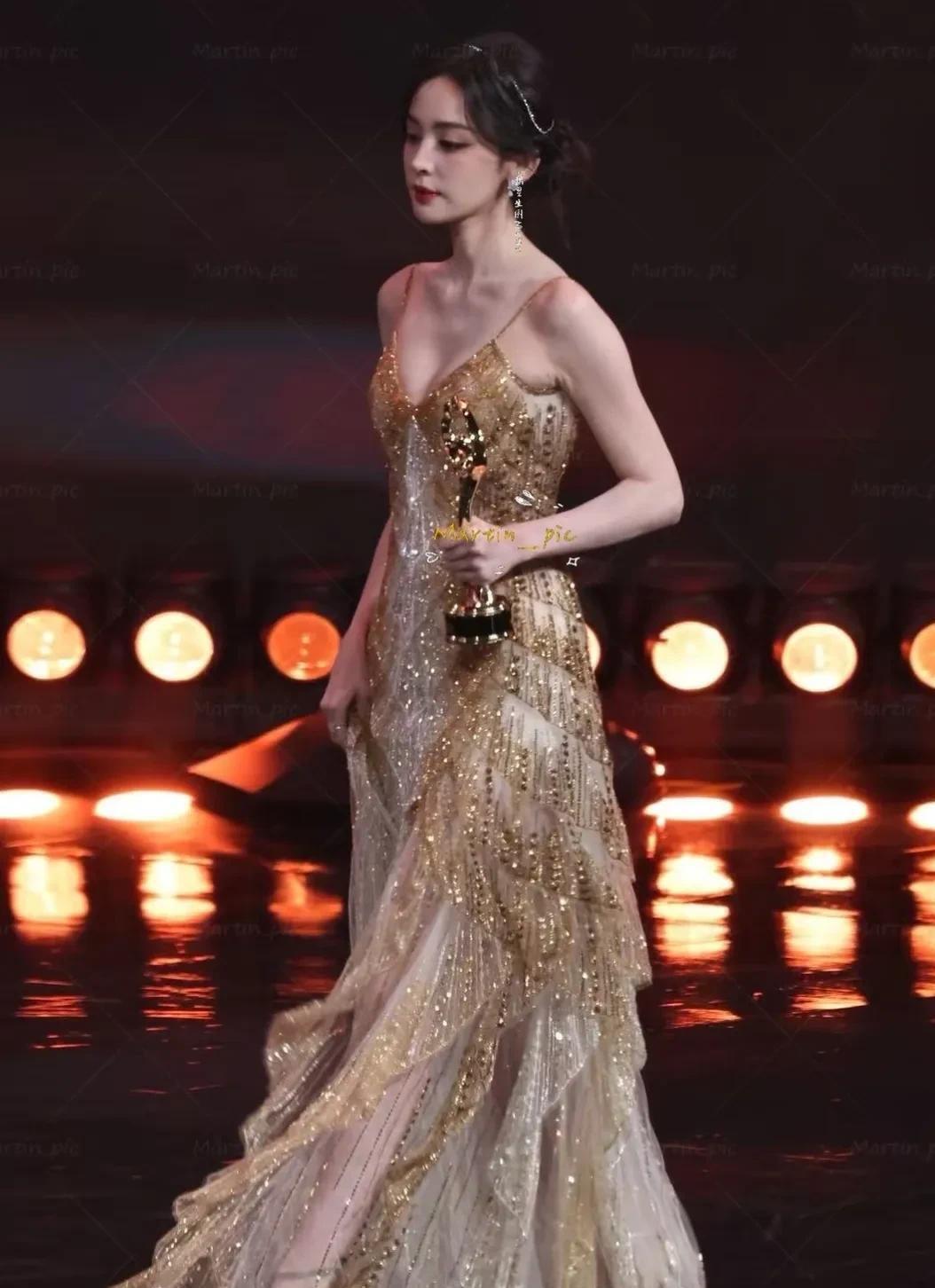 鬧大了，楊冪、肖戰陷搶座位爭議，她選擇硬剛，吳京塗唇膏超喜感 - 