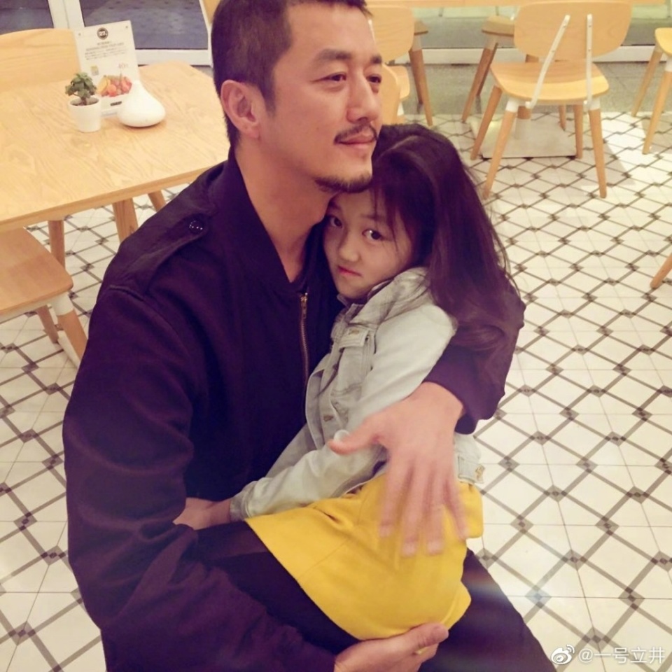 王菲吻贺小女儿18岁生日,李嫣越大越靓,曾因先天兔唇做过三次手术