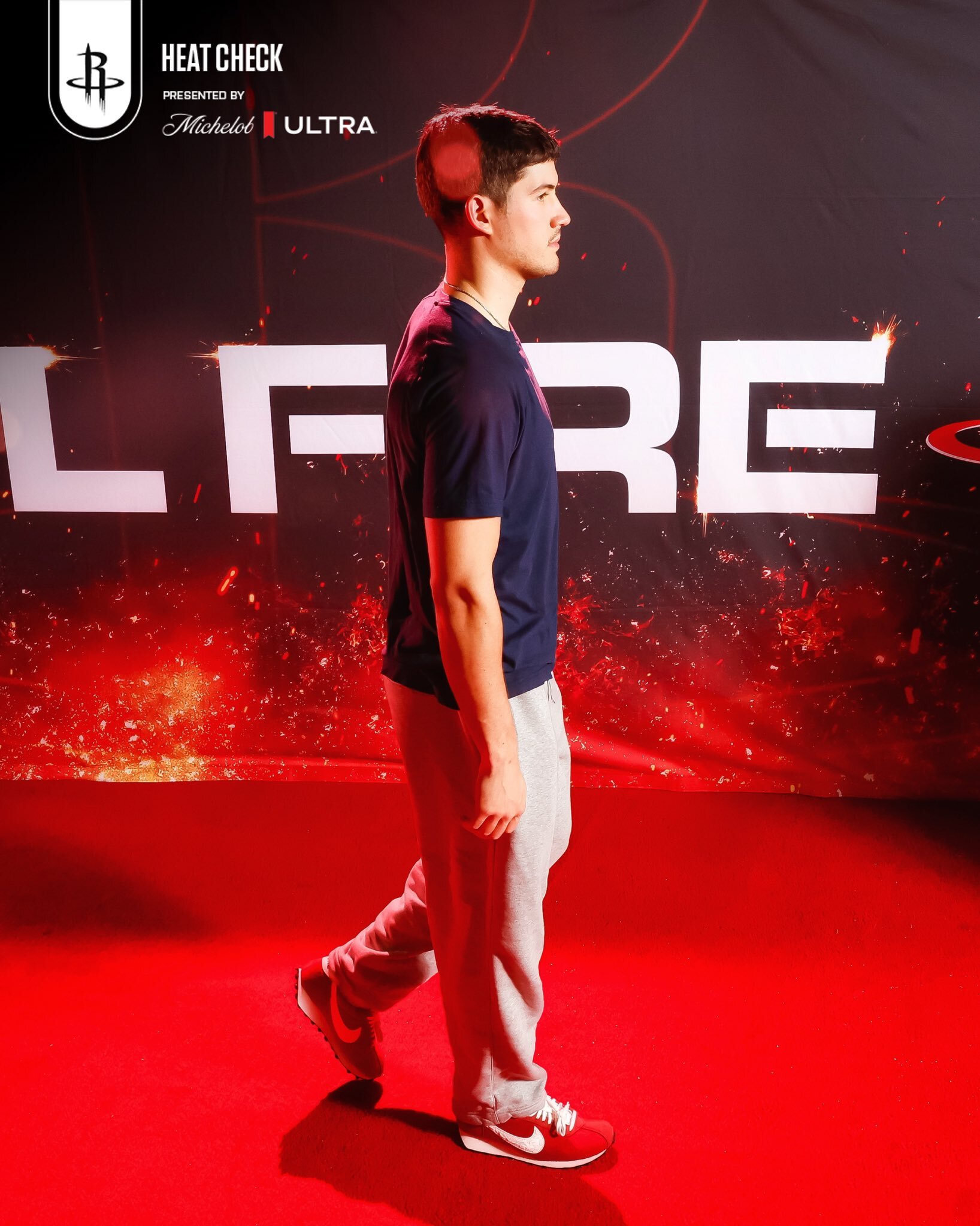 火箭眾將步入今日比賽場館，杜蘭特低調出鏡 - 