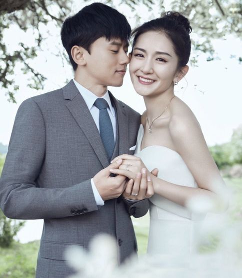 谢娜喝酒甜笑,张杰宠溺摸老婆头发_腾讯新闻