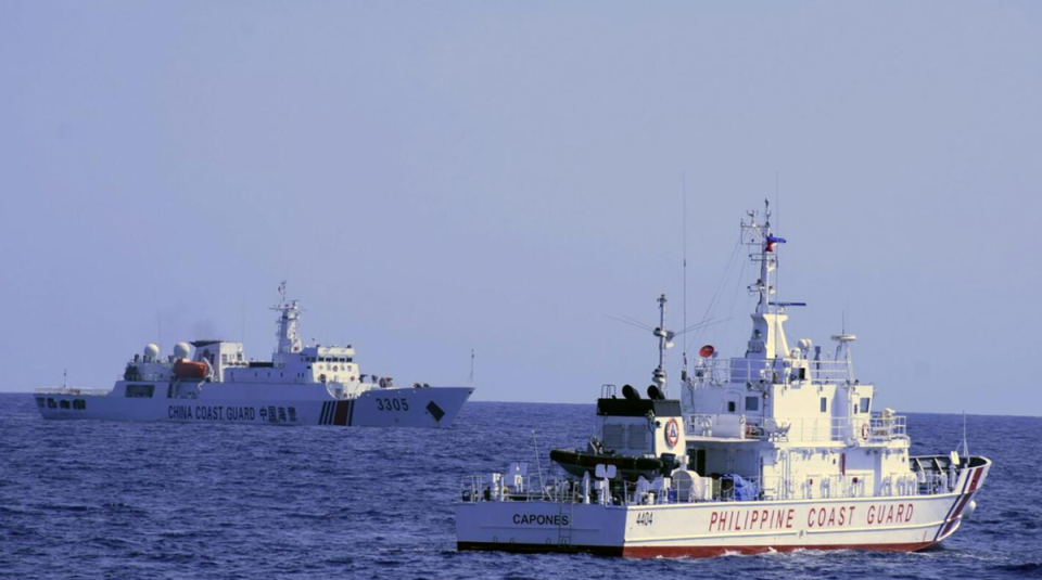 菲律宾最大海警船挑衅,想侵入黄岩岛,中国海警驱离时做撞船准备
