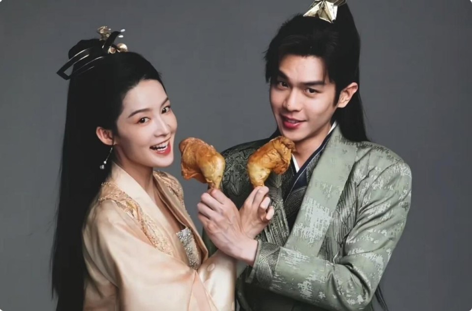 《庆余年2》吻戏太欲了,张若昀搂着李沁脖子亲,画面暧昧太好磕