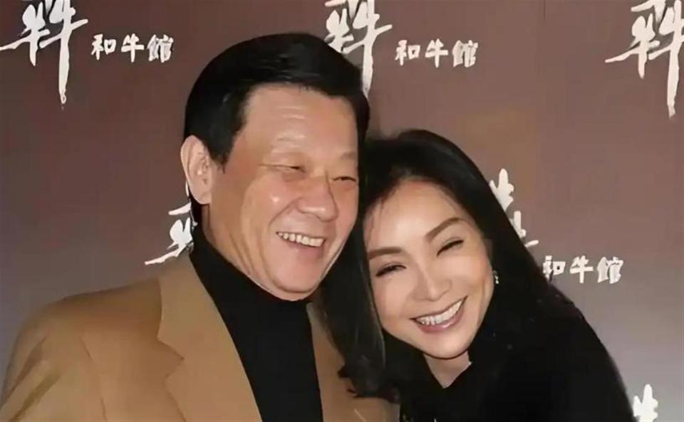71岁寇世勋现状，晚年和原配一家生活，二房随3名子女远在国外_腾讯新闻