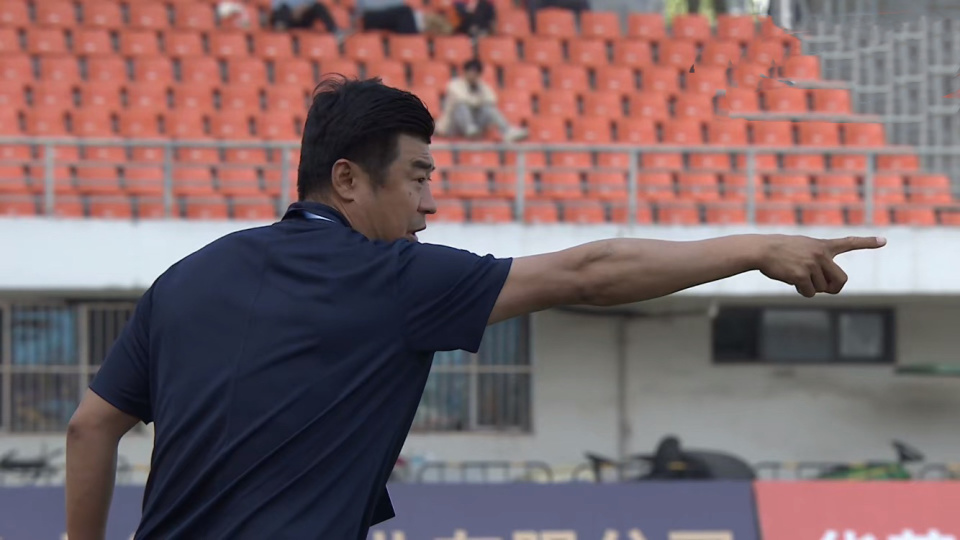 比赛第16分钟,陕西开出角球,逢志泉近在咫尺的射门,被泰山b队门将刘骐