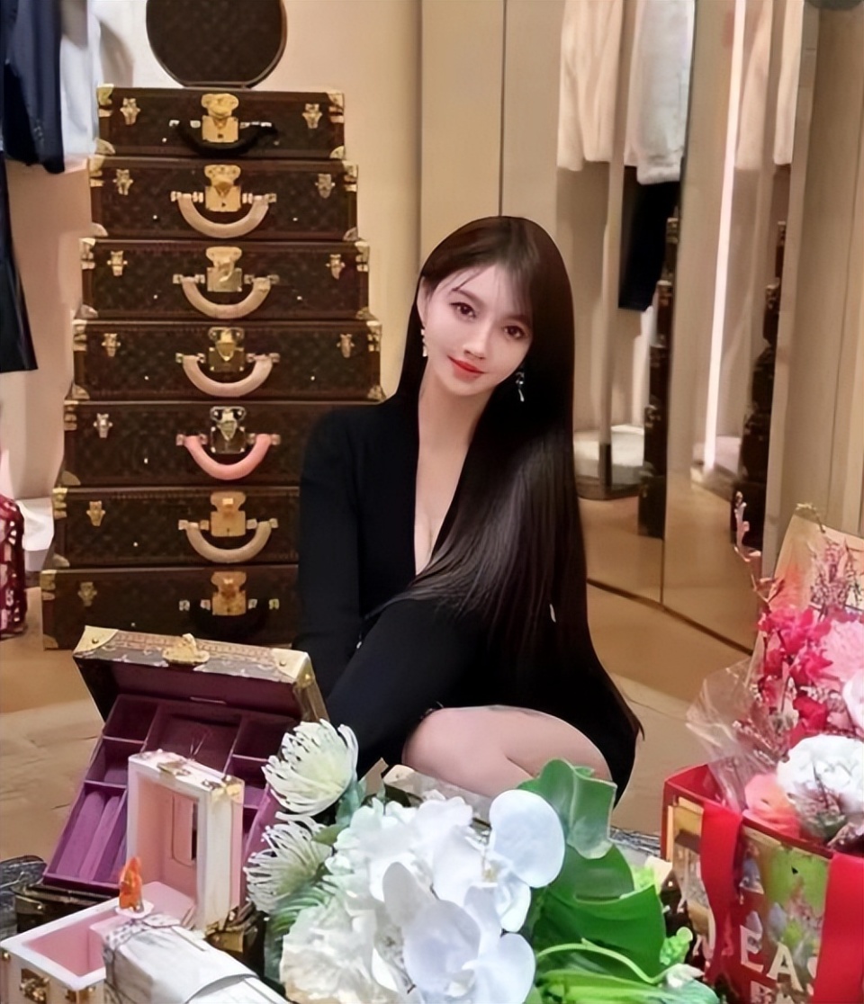 黄晓明新欢叶珂从前夫那分到亿万家财家里lv茶几价值345万