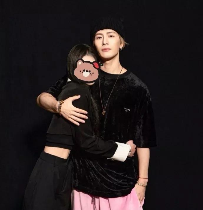 网友晒和王嘉尔牵手照,自曝花8000元去看演唱会,vip票才能合影_腾讯