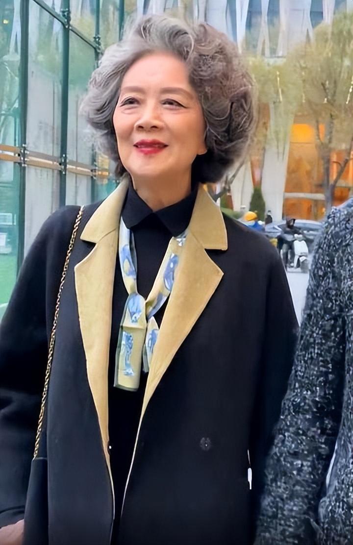 被潘虹的老年状态惊艳到:69岁头发花白,穿衣极简却高级有气质