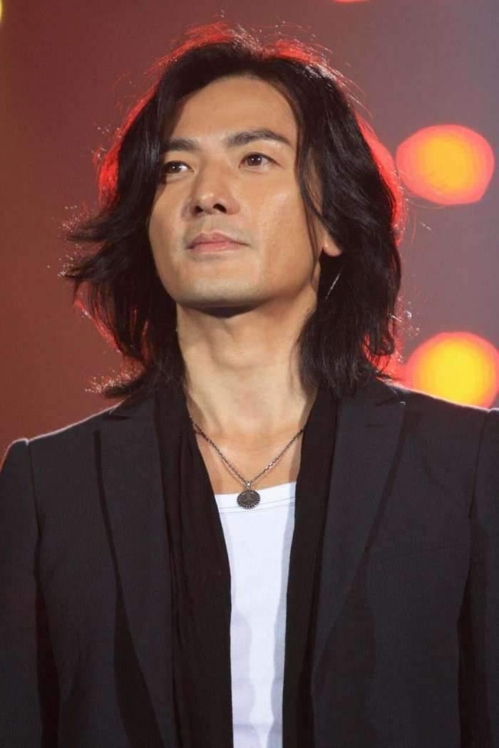 郑伊健的长发,就算再好看,他也是长发,从来没有人去批判,反而都是清一