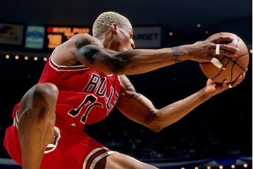 像大家都耳熟能详的"大虫"罗德曼,身高2米01的他在那个年代的nba却能