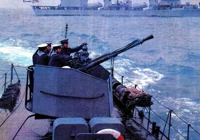 我国则在它的基础上发展出61式25毫米舰炮,曾广泛装备在我军的导弹艇