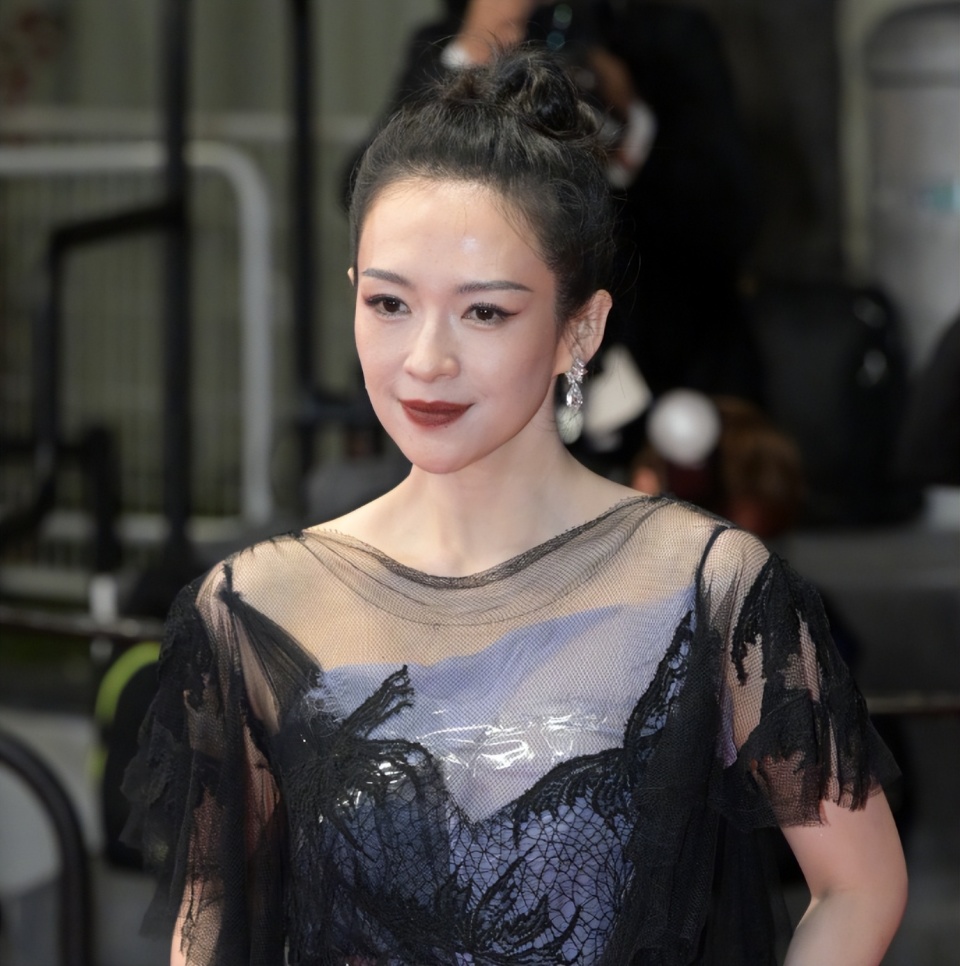 当37岁杨幂45岁章子怡站一起,骨相老去和皮相老去的差距一目了然