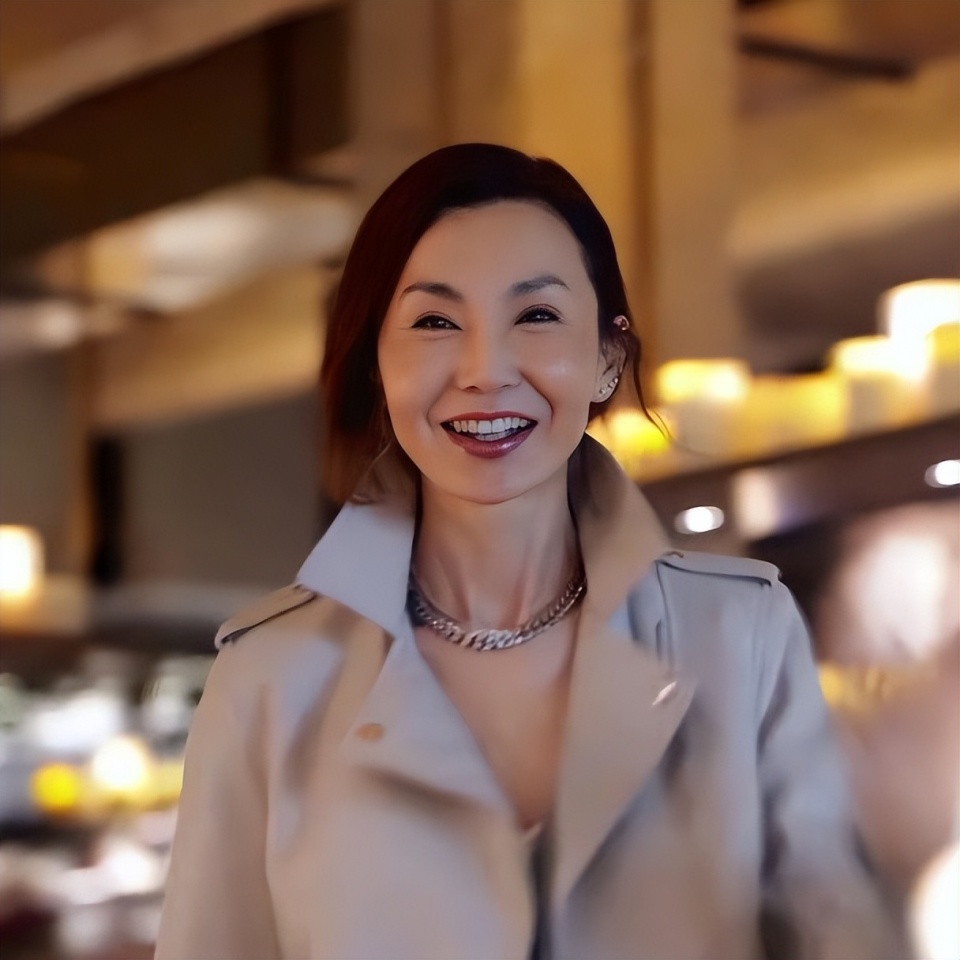 59岁张曼玉罕见露面,全素颜被路人抓拍,憔悴不堪瘦得撑不起衣服