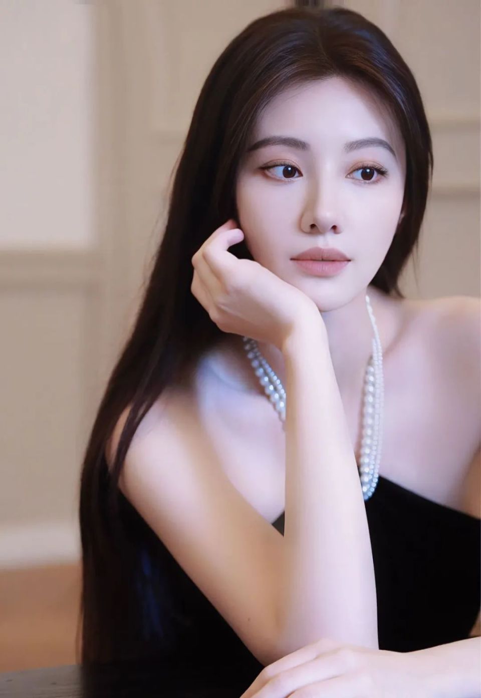 王鹤润身穿黑色紧身露肩连衣裙,展现性感魅力