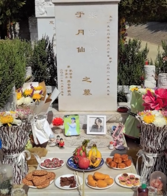 "谢大脚"丈夫张学松清明节看望亡妻,墓碑前摆满鲜花和祭品