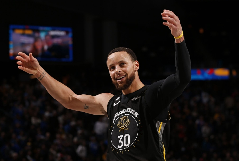 哈登在库里的手中,硬生生抢走了三次,分别是2018年,2019年和2020年