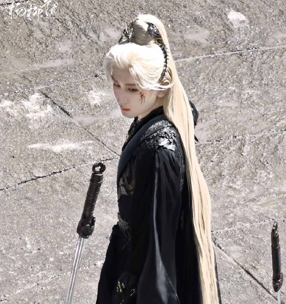 成毅白发造型梦回玄夜!战损风让人心疼,李一桐伤痕妆神似白鹿!