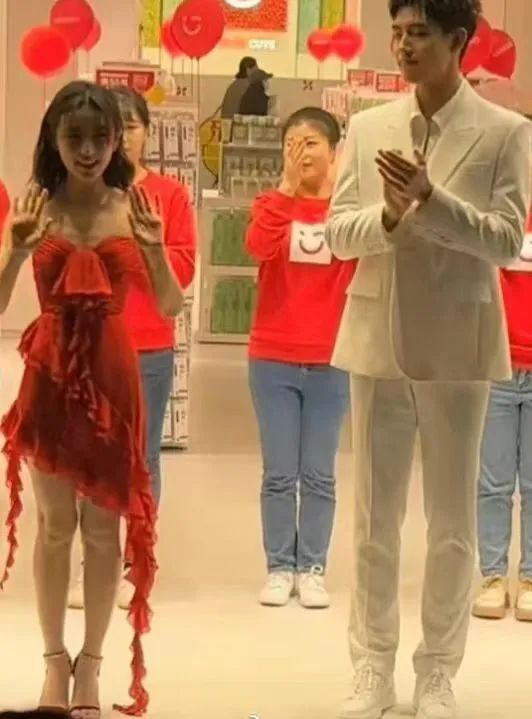 古力娜扎瘦成"排骨精",四肢纤细像竹竿,娱乐圈病态审美该停了