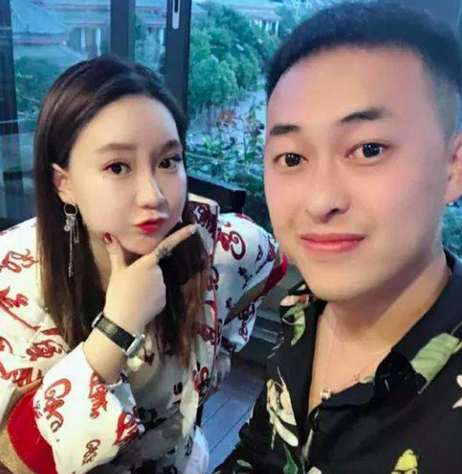 刘大美人结婚不忘割韭菜,六百多的手机卖888元,含泪狂赚600多万
