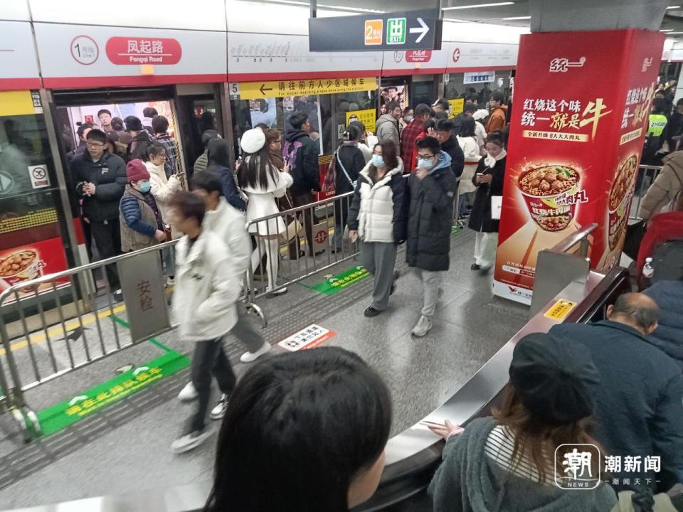 杭州跨年夜直击，地铁到龙翔桥站就空了，“最美人墙”扩编，交警已发提醒_腾讯新闻