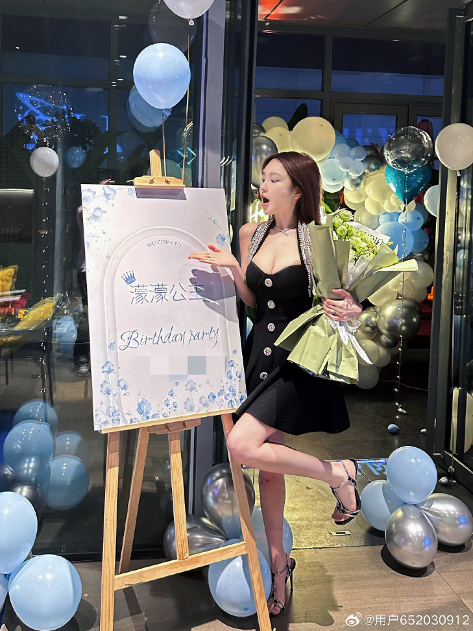 周扬青庆祝35岁生日，阿娇惊喜现身道贺，闺蜜俩同款高颜值抢镜_腾讯新闻