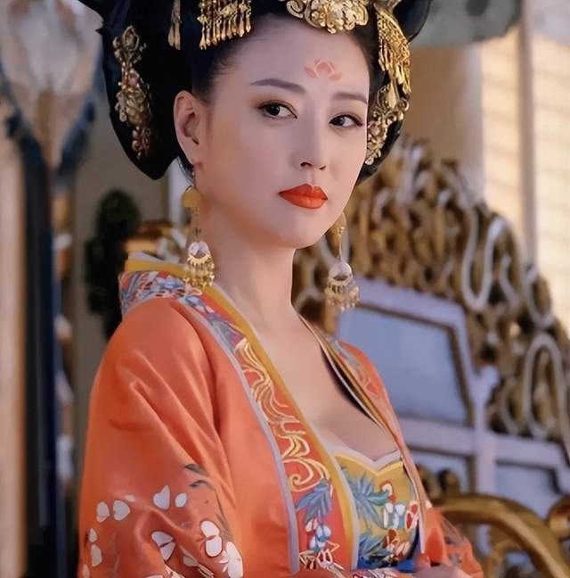 很多人夸赞,即便是48岁,周海媚的容颜仍未衰败,尤其是眼睛,不做表情时