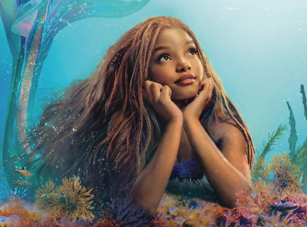 在《小美人鱼》的首映礼上,主要演员先后盛装亮相,女主角halle bailey