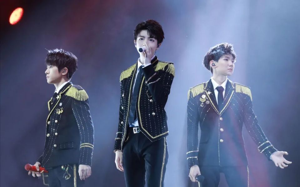 场面失控tfboys歌迷将演唱会安检门冲破还有人现场晕倒被抬走