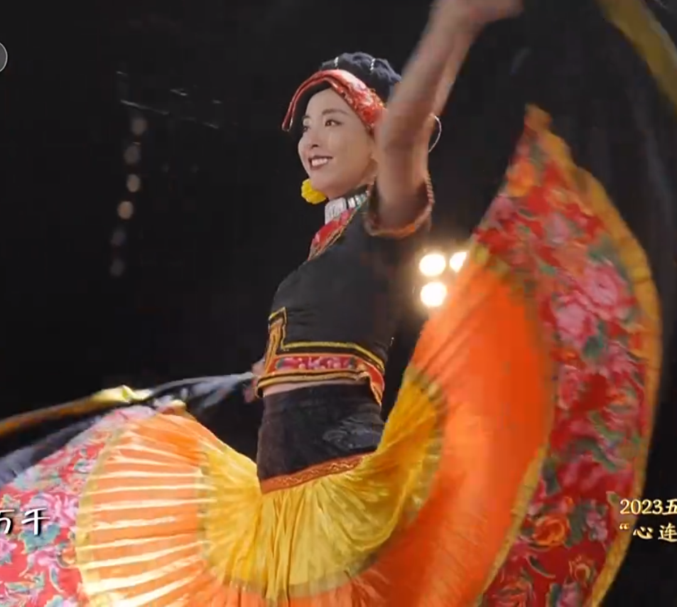 央视五一晚会:曾黎惊艳,张杰发胖,檀健次全程闭眼唱歌_腾讯新闻