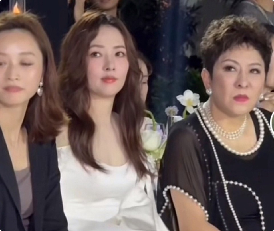 向太新造型翻车,金发披肩五官大变样,近照撞脸网红"浪胃仙"_腾讯新闻