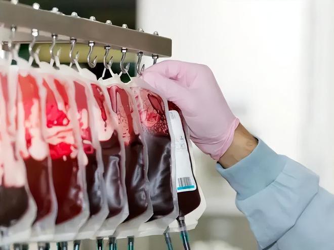 比如,这是一个针对大学生的卖血海报,上面写着——"需要书吗?