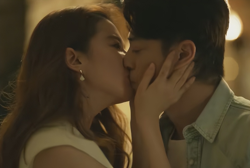 刘亦菲彭冠英吻戏上热搜!