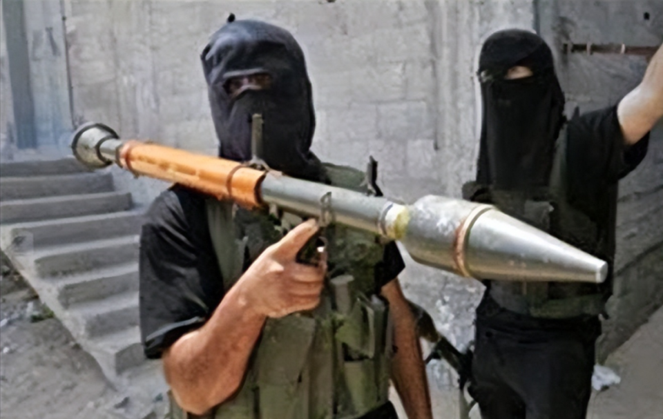 的自制火箭筒,"哈马斯"组织为纪念被以色列暗杀的早期精神领袖亚辛,以