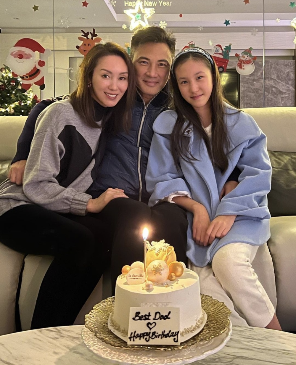 林文龙一只手搂着老婆,一只手搂着女儿,幸福感爆棚.