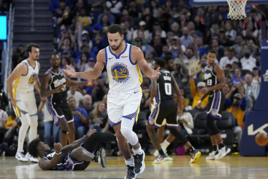 谁还敢小瞧勇士?库里5.5秒三分绝杀 再现招牌晚安庆祝_腾讯新闻
