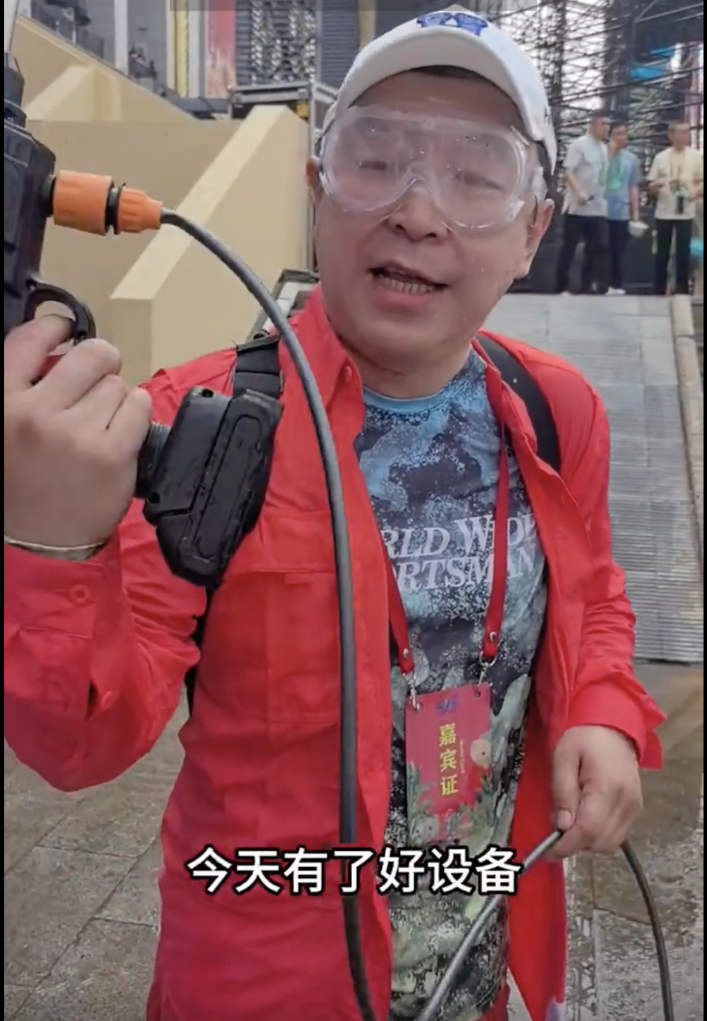 别关心黄子韬了,快看看49岁黄渤吧,被一大盆子水浇下来太惨