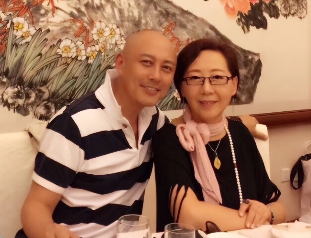 知名演员高宏亮一家近照曝光大3岁妻子气质好女儿高颜值像爸