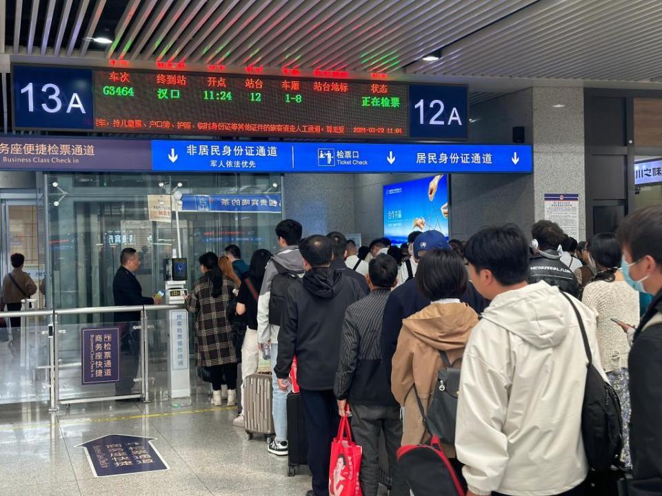 清明假期抢到票没重庆火车站加开成都巫山等方向列车