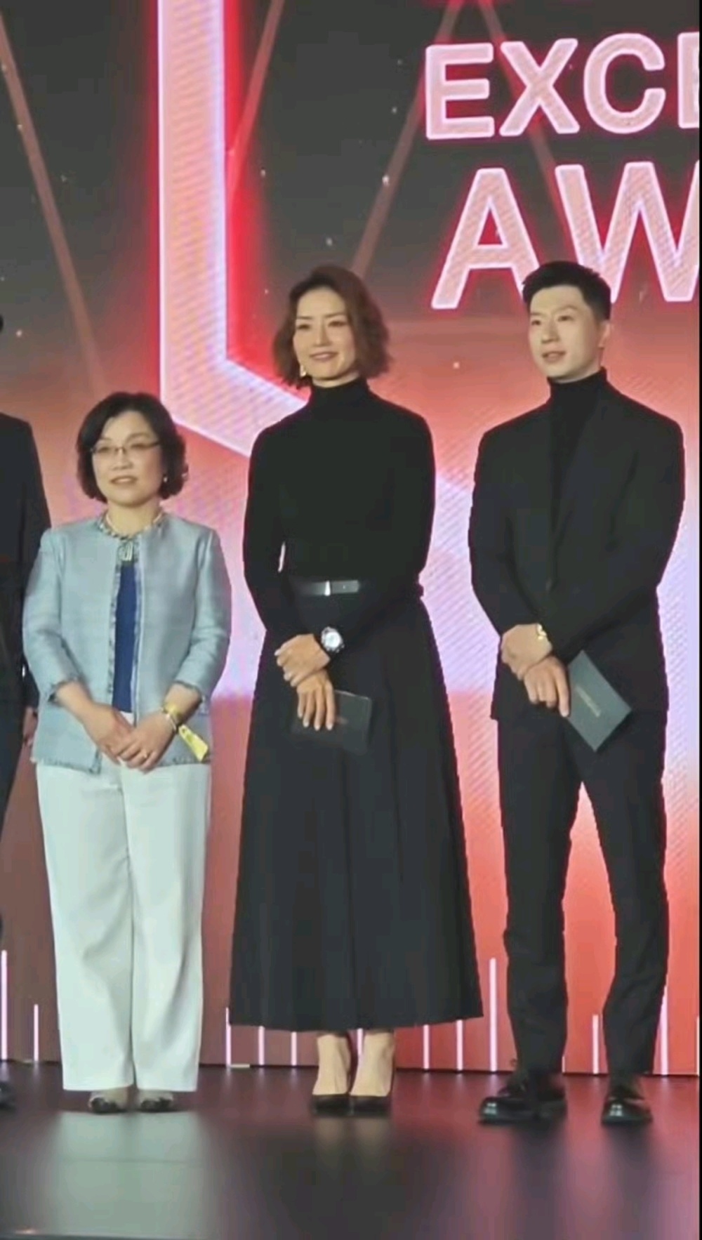 马龙太辛苦！与李娜担任晚宴主持人 谦逊回应：没有人是六边形战士_腾讯新闻