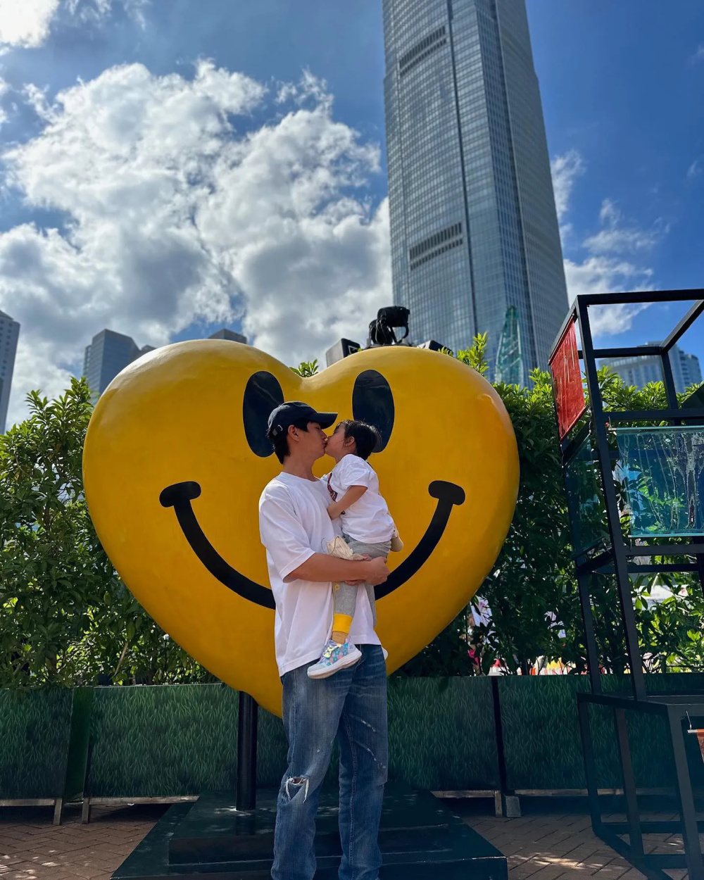 杨怡罗仲谦带娃女儿出游,3岁小珍珠脸蛋红扑扑好可爱,颜值好高